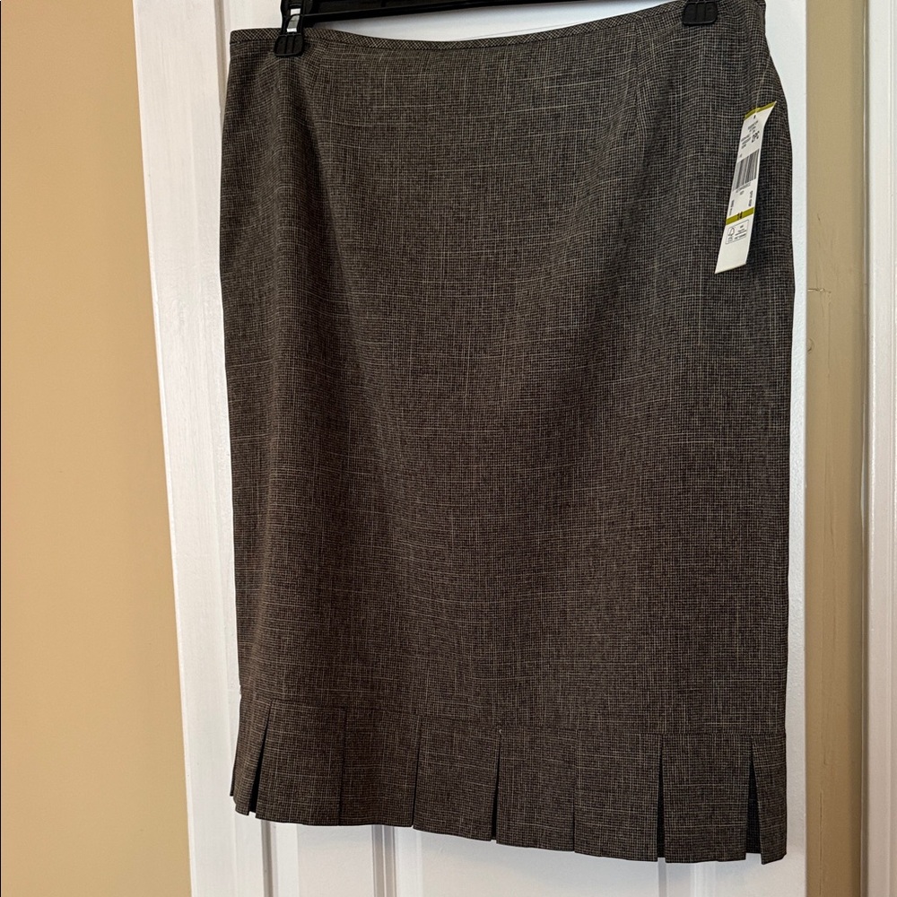 Evan Picone Elegant Brown Suit Set - Picture 4 of 4